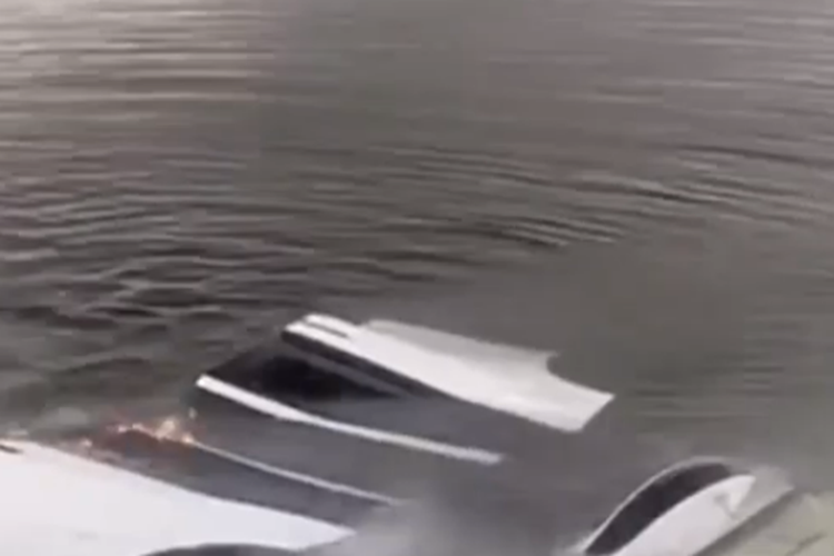 Đội cứu hỏa Hollywood (Florida, Mỹ) đã phải để chiếc xe Tesla cháy dù chìm sâu dưới nước trong một khoảng thời gian để khống chế ngọn lửa, hạn chế mọi thương tích tiềm ẩn có thể xảy ra trước khi cố gắng đưa nó ra khỏi mặt nước.