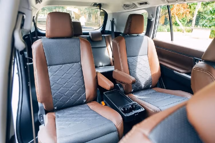 Bản V CVT của xe sẽ được trang bị ghế bọc nỉ và ghế lái chỉnh tay 6 hướng. Trong khi đó, bản Q Hybrid dùng ghế bọc da màu đen phối nâu, tay nắm cửa màu bạc bên trong xe, ghế lái chỉnh điện 8 hướng... và 2 ghế cơ trưởng ở giữa có thể ngả chỉnh điện, đi kèm bệ đỡ bắp chân.