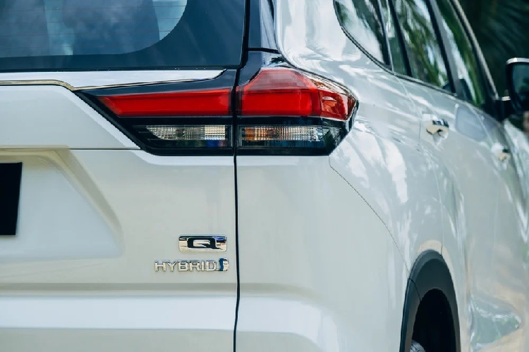 Toyota Innova 2023 ở Philippines có một điểm khác biệt so với xe tại các thị trường còn lại. Theo đó, mẫu MPV này được gọi bằng cái tên ngắn gọn là Toyota Zenix thay vì Innova Zenix như ở Indonesia, Malaysia hay Innova Hycross như ở Ấn Độ. Có vẻ như hãng Toyota làm như vậy là nhằm phân biệt với Innova thế hệ cũ vẫn tiếp tục được bán tại thị trường Philippines.