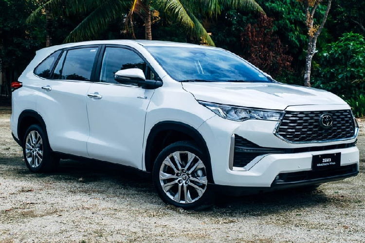 Xe vẫn được phát triển dựa trên cơ sở gầm bệ Toyota New Global Architecture (TNGA) mới với chiều dài 4.760 mm, chiều rộng 1.850 mm, chiều cao 1.795 mm và chiều dài cơ sở 2.850 mm. Không chỉ tăng kích thước, Toyota Zenix 2023 còn được thiết kế theo phong cách SUV. Thậm chí, ngoại hình của mẫu MPV này còn gợi liên tưởng đến những mẫu SUV quen thuộc nhà Toyota như RAV4 hay Highlander.