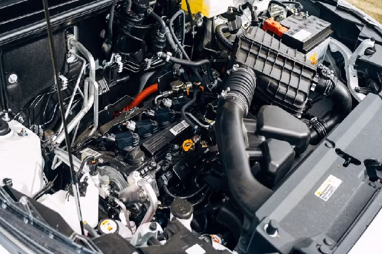 Thứ hai là hệ truyền động hybrid với máy xăng 4 xi-lanh, hút khí tự nhiên, dung tích 2.0L, mô-tơ điện và hộp số e-Drive, tạo ra công suất tổng cộng 184 mã lực cùng mô-men xoắn cực đại 188 Nm.