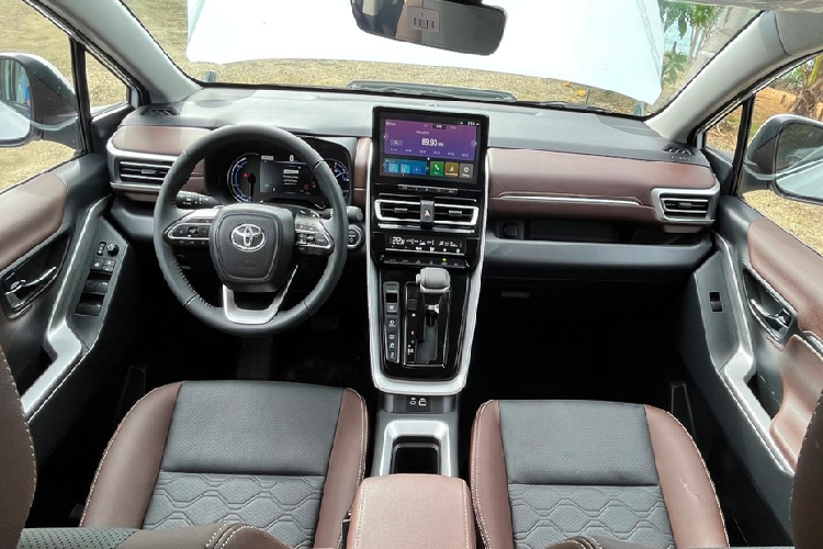 Chưa hết, bản Q Hybrid của Toyota Zenix 2023 ở Philippines còn có lẫy chuyển số thể thao sau vô lăng, gương chiếu hậu chống chói tự động, khởi động nút bấm, chìa khóa thông minh... Phanh tay điện tử, tự động giữ phanh tạm thời, hệ thống đèn viền nội thất, 3 cổng USB Type C, 1 cổng USB Type A, các dịch vụ kết nối myToyota Connect