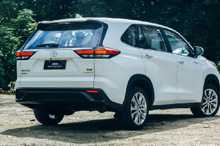 Theo một số nguồn tin, Toyota Innova thế hệ mới sẽ ra mắt Việt Nam vào nửa cuối năm nay và cũng có phiên bản hybrid. Hiện các đại lý tại Việt Nam đã bắt đầu nhận cọc cho mẫu MPV này.