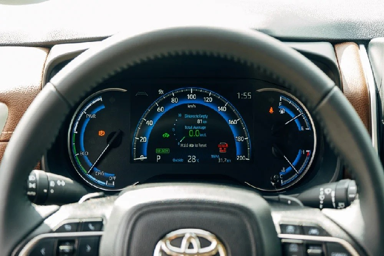 Tương tự ngoại thất, nội thất của mẫu MPV này cũng được thổi làn gió mới với mặt táp-lô có thiết kế đa tầng. Mọi chi tiết trên mặt táp-lô của xe đều được làm mới hoàn toàn. Tại đây, chúng ta sẽ bắt gặp vô lăng 3 chấu tương tự Land Cruiser 300 Series, màn hình đa thông tin 7 inch trong bảng đồng hồ và màn hình cảm ứng trung tâm 10,1 inch, hỗ trợ Apple CarPlay/Android Auto không dây và hệ thống âm thanh 6 loa.