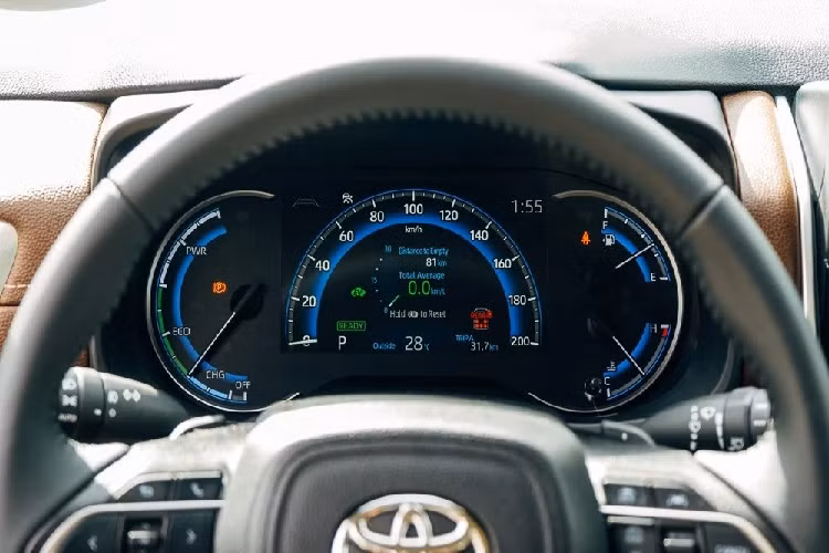 Tương tự ngoại thất, nội thất của mẫu MPV này cũng được thổi làn gió mới với mặt táp-lô có thiết kế đa tầng. Mọi chi tiết trên mặt táp-lô của xe đều được làm mới hoàn toàn. Tại đây, chúng ta sẽ bắt gặp vô lăng 3 chấu tương tự Land Cruiser 300 Series, màn hình đa thông tin 7 inch trong bảng đồng hồ và màn hình cảm ứng trung tâm 10,1 inch, hỗ trợ Apple CarPlay/Android Auto không dây và hệ thống âm thanh 6 loa.