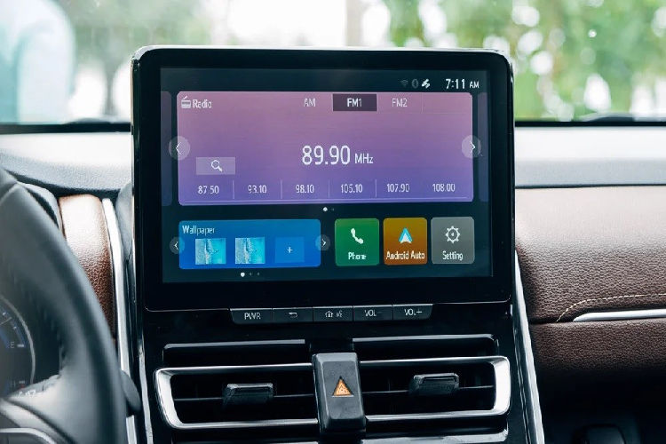 Trong khi đó, bản Q Hybrid có thêm những tính năng an toàn như hệ thống kiểm soát hành trình thích ứng bằng radar, hệ thống cảnh báo điểm mù, cảnh báo phương tiện cắt ngang khi lùi, 6 túi khí và camera 360 độ.