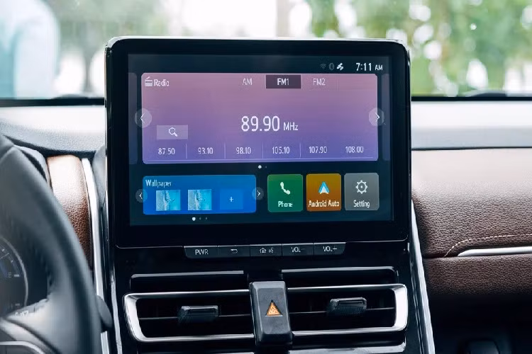 Trong khi đó, bản Q Hybrid có thêm những tính năng an toàn như hệ thống kiểm soát hành trình thích ứng bằng radar, hệ thống cảnh báo điểm mù, cảnh báo phương tiện cắt ngang khi lùi, 6 túi khí và camera 360 độ.