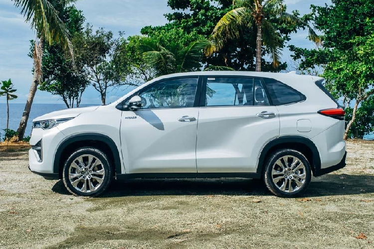Tại thị trường Philippines, giá xe Toyota Zenix 2023 tương ứng của 2 phiên bản V CVT và Q Hybrid là 1,67 triệu Peso (khoảng 706 triệu đồng) và 1,95 triệu Peso (825 triệu đồng). Ngoài tên gọi, Toyota Zenix 2023 không có gì khác biệt so với xe ở những thị trường khác. 