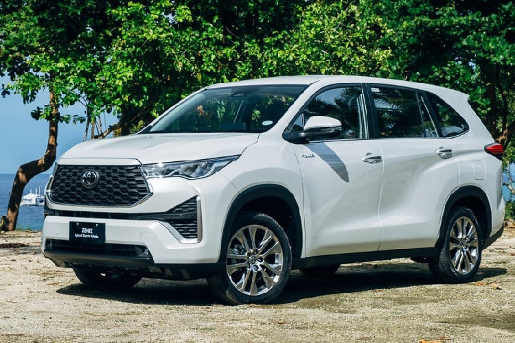 Được lột xác hoàn toàn so với thế hệ cũ, Toyota Zenix 2023 mang trên mình lưới tản nhiệt hình lục giác cỡ lớn, đèn pha LED nhỏ gọn hơn và dải đèn LED định vị ban ngày tích hợp vào khe gió giả trên cản trước. Khe gió giả này còn được trang trí bằng nẹp màu bạc, tạo cảm giác cao cấp hơn. Thêm vào đó là đèn sương mù trước khá nhỏ, nằm hai bên hốc gió trung tâm hình chữ nhật.