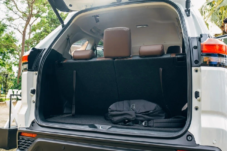 Khi mua Toyota Zenix 2023, khách hàng Philippines có thể chọn các màu sơn ngoại thất như trắng ngọc trai Platinum White Pearl Mica, nâu Blackish Brown Mica, xám Dark Steel Mica, xám Gray Metallic, bạc Silver Metallic và đen Attitude Black Mica.