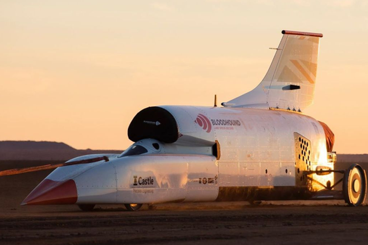 "Họ phải có những kỹ năng và kinh nghiệm nhất định. Tôi cần một người có tâm trí siêu đặc biệt ngồi đằng sau tay lái Bloodhound LSR. Một tinh thần thép trong một môi trường đầy thử thách", Stuart Edmondson - CEO của Bloodhound cho biết.