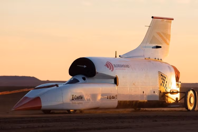"Họ phải có những kỹ năng và kinh nghiệm nhất định. Tôi cần một người có tâm trí siêu đặc biệt ngồi đằng sau tay lái Bloodhound LSR. Một tinh thần thép trong một môi trường đầy thử thách", Stuart Edmondson - CEO của Bloodhound cho biết.