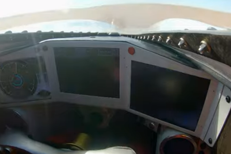 Tiếp đến, tài xế phải là một người rất gan dạ và mạnh mẽ để có thể cầm lái chiếc xe nhanh gấp 3 lần tốc độ cao nhất của một chiếc xe đua F1 hiện nay và phải phá vỡ được kỷ lục trước đó. Kỷ lục tốc độ trên mặt đất hiện tại là 1.227,986km/h được thiết lập vào năm 1997 cũng bởi Andy Green với chiếc Thrust SSC. Bloodhound LSR đặt mục tiêu vượt qua mốc này.