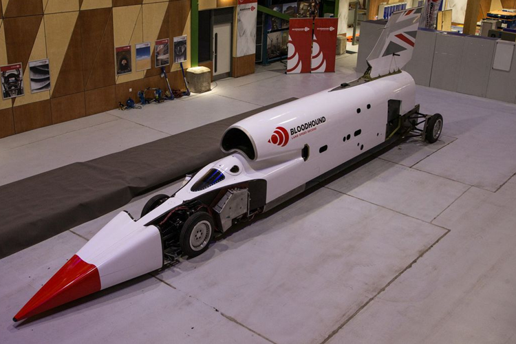 Từ khi bắt đầu dự án xe Bloodhound nhanh nhất thế giới cho tới thử nghiệm gần đây ở châu Phi, Andy Green - cựu phi công không quân Hoàng gia Anh luôn là tài xế. Do đó, công ty đang đi tìm một tài xế siêu cứng mới để thay thế tay lái kỳ cựu với kỳ vọng người này sẽ xác lập kỷ lục tốc độ mới là 1.287km/h.