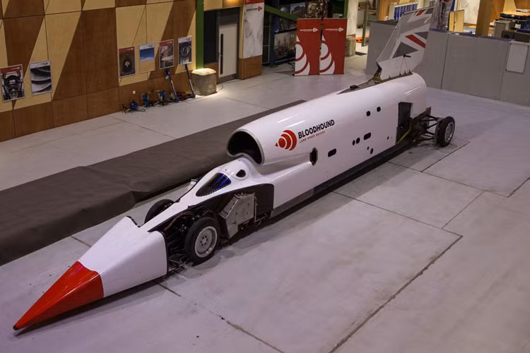 Từ khi bắt đầu dự án xe Bloodhound nhanh nhất thế giới cho tới thử nghiệm gần đây ở châu Phi, Andy Green - cựu phi công không quân Hoàng gia Anh luôn là tài xế. Do đó, công ty đang đi tìm một tài xế siêu cứng mới để thay thế tay lái kỳ cựu với kỳ vọng người này sẽ xác lập kỷ lục tốc độ mới là 1.287km/h.