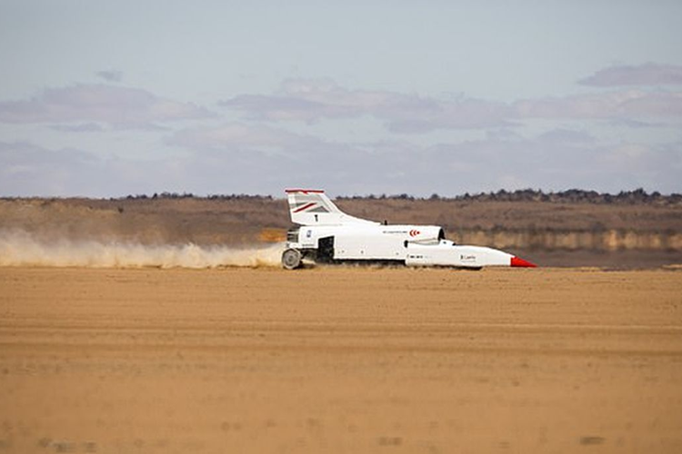 Trước đó, Jessi Combs, người mang tham vọng trở thành "tay lái nữ nhanh nhất thế giới" đã không may qua đời khi cô cố gắng vượt qua mốc tốc độ 823km/h. Theo kế hoạch, Bloodhound LSR sẽ thiết lập kỷ lục mới tại đường đua được chuẩn bị đặc biệt ở Northern Cape, Nam Phi vào tháng 6 hoặc 7/2025.