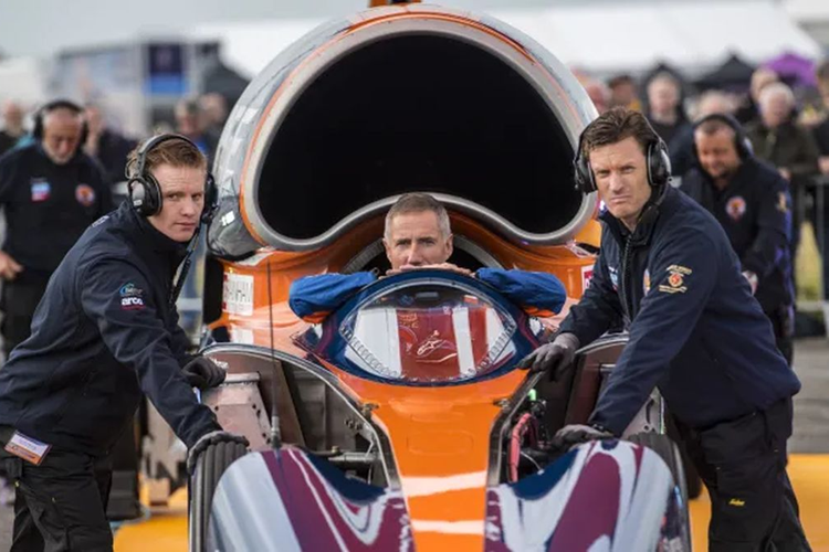 Đáng chú ý, ngoài động cơ phản lực Rolls-Royce EJ200, công ty sẽ gắn thêm tên lửa sử dụng nhiên liệu hóa học không đòi hỏi tách riêng chất oxy hóa, cung cấp cho xe tốc độ tối đa hơn 1.287 km/h. Tên lửa này sẽ sử dụng peroxide để tạo ra lực đẩy, hợp chất phân hủy thành hỗn hợp hơi nước và oxy.