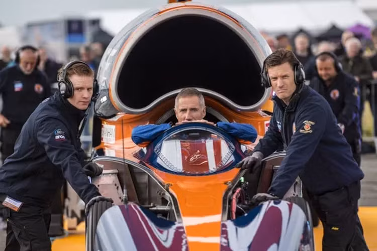 Đáng chú ý, ngoài động cơ phản lực Rolls-Royce EJ200, công ty sẽ gắn thêm tên lửa sử dụng nhiên liệu hóa học không đòi hỏi tách riêng chất oxy hóa, cung cấp cho xe tốc độ tối đa hơn 1.287 km/h. Tên lửa này sẽ sử dụng peroxide để tạo ra lực đẩy, hợp chất phân hủy thành hỗn hợp hơi nước và oxy.