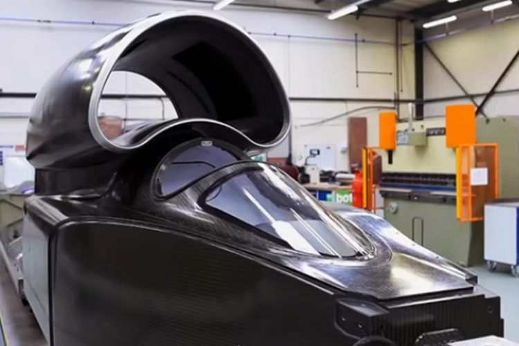 Để được cầm lái chiếc xe Bloodhound LSR siêu thanh, yêu cầu đầu tiên là họ phải có…tiền. Bởi công ty kỳ vọng tài xế sẽ là một trong những "nhà đầu tư thiên thần". Ước tính ngân quỹ cần 14,77 triệu USD để thực hiện dự án.