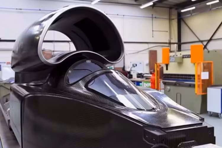 Để được cầm lái chiếc xe Bloodhound LSR siêu thanh, yêu cầu đầu tiên là họ phải có…tiền. Bởi công ty kỳ vọng tài xế sẽ là một trong những "nhà đầu tư thiên thần". Ước tính ngân quỹ cần 14,77 triệu USD để thực hiện dự án.