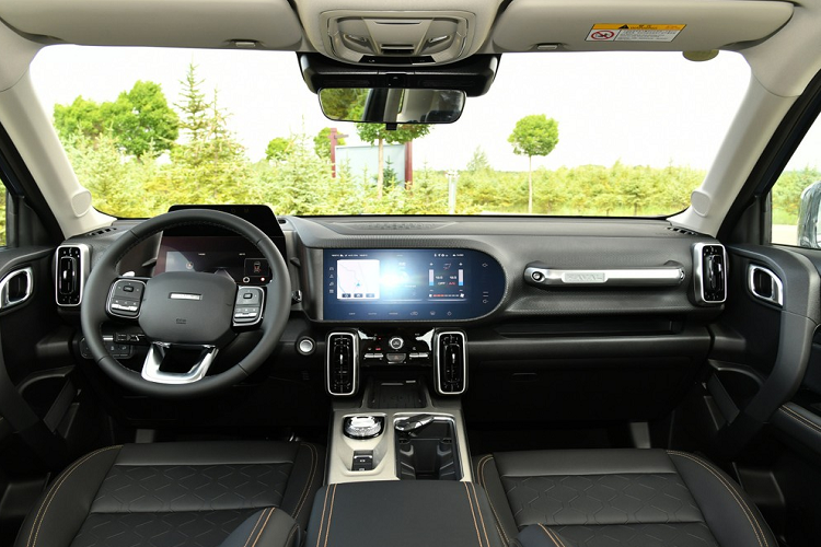 Kích thước của mẫu xe này vẫn bao gồm chiều dài chiều dài 4.620 mm, chiều rộng 1.980 mm, chiều cao 1.780 mm, chiều dài cơ sở 2.738 mm và chiều cao gầm 200 mm. Bên cạnh đó là góc tiếp cận 24 độ, góc thoát 30 độ và góc vượt đỉnh dốc 22 độ, hứa hẹn sẽ giúp xe vượt địa hình khó dễ dàng hơn.