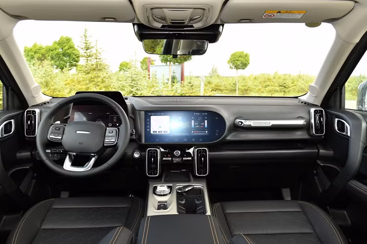 Kích thước của mẫu xe này vẫn bao gồm chiều dài chiều dài 4.620 mm, chiều rộng 1.980 mm, chiều cao 1.780 mm, chiều dài cơ sở 2.738 mm và chiều cao gầm 200 mm. Bên cạnh đó là góc tiếp cận 24 độ, góc thoát 30 độ và góc vượt đỉnh dốc 22 độ, hứa hẹn sẽ giúp xe vượt địa hình khó dễ dàng hơn.