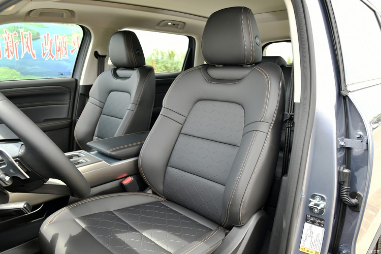 Đáng tiếc là nội thất của mẫu SUV này gần như được bê nguyên từ phiên bản cũ sang. Nội thất của Haval Big Dog 2023 được thiết kế theo phong cách việt dã và có tay nắm nằm trên mặt táp-lô bên phía ghế phụ lái, khá giống xe Jeep. Xe có vô lăng 3 chấu, tích hợp phím chức năng và bảng đồng hồ kỹ thuật số toàn phần.