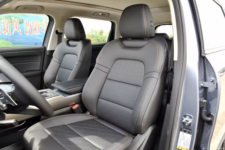 Đáng tiếc là nội thất của mẫu SUV này gần như được bê nguyên từ phiên bản cũ sang. Nội thất của Haval Big Dog 2023 được thiết kế theo phong cách việt dã và có tay nắm nằm trên mặt táp-lô bên phía ghế phụ lái, khá giống xe Jeep. Xe có vô lăng 3 chấu, tích hợp phím chức năng và bảng đồng hồ kỹ thuật số toàn phần.