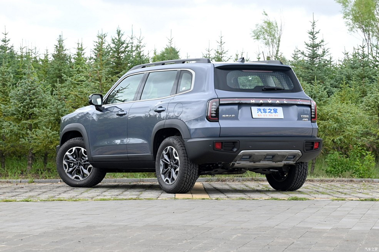 Thiết kế đèn pha tròn trịa nằm hai bên lưới tản nhiệt và cản trước màu đen, nhô về phía trước không thay đổi so với phiên bản cũ. Ở hai góc cản trước tiếp tục xuất hiện đèn sương mù nhỏ hình tròn. Bên dưới cản trước còn có tấm ốp gầm, mang đến vẻ ngoài rắn rỏi cho xe.