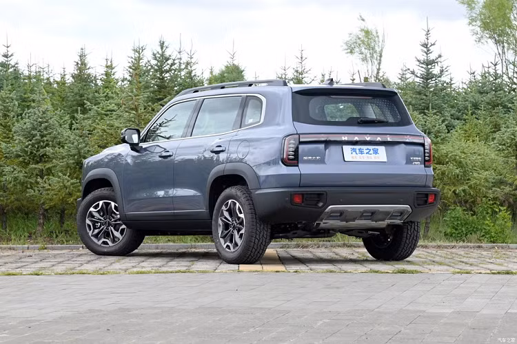 Thiết kế đèn pha tròn trịa nằm hai bên lưới tản nhiệt và cản trước màu đen, nhô về phía trước không thay đổi so với phiên bản cũ. Ở hai góc cản trước tiếp tục xuất hiện đèn sương mù nhỏ hình tròn. Bên dưới cản trước còn có tấm ốp gầm, mang đến vẻ ngoài rắn rỏi cho xe.