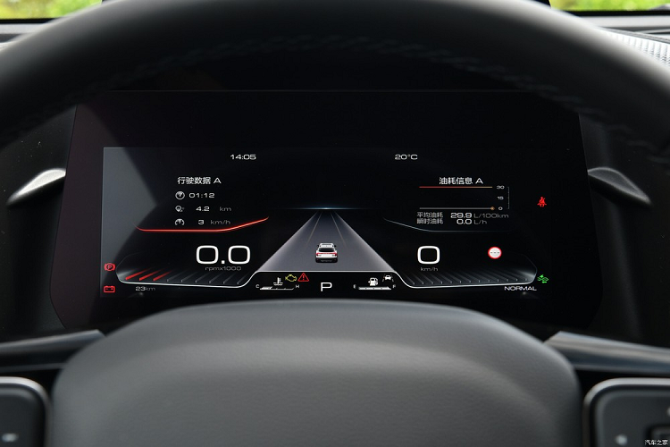 Trong khi đó, màn hình cảm ứng trung tâm 12,3 inch của xe được tích hợp vào mặt táp-lô thay vì đặt nổi theo xu hướng thịnh hành hiện nay. Bên cạnh đó là sạc điện thoại không dây kẹp giữa cửa gió điều hòa nằm dọc khá lớn, núm xoay chọn số thay cho cần số truyền thống, phanh tay điện tử và cửa sổ trời toàn cảnh Panorama.