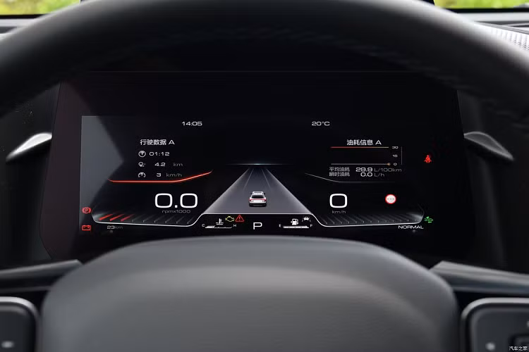 Trong khi đó, màn hình cảm ứng trung tâm 12,3 inch của xe được tích hợp vào mặt táp-lô thay vì đặt nổi theo xu hướng thịnh hành hiện nay. Bên cạnh đó là sạc điện thoại không dây kẹp giữa cửa gió điều hòa nằm dọc khá lớn, núm xoay chọn số thay cho cần số truyền thống, phanh tay điện tử và cửa sổ trời toàn cảnh Panorama.