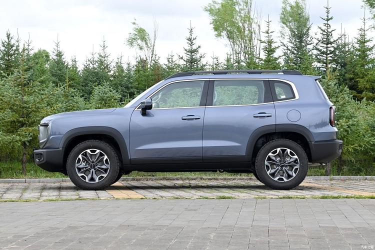 Ở phiên bản nâng cấp, mẫu xe SUV Haval Big Dog đã được điều chỉnh về mặt thiết kế ngoại thất. Có thể thấy rõ điều này qua khu vực đầu xe với thiết kế thẳng đứng và theo phong cách Land Rover Defender. Tại đây, xe sở hữu lưới tản nhiệt với những nan nằm ngang dày dặn, sơn màu xám nhám khỏe khoắn thay vì mạ crôm như phiên bản cũ. Trong đó, nan trên cùng được dập dùng chữ "Haval" khá lớn.