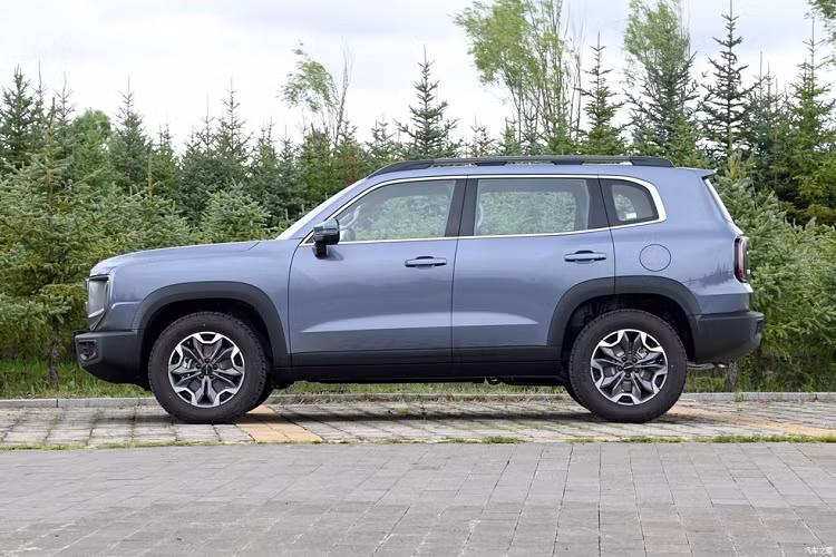 Ở phiên bản nâng cấp, mẫu xe SUV Haval Big Dog đã được điều chỉnh về mặt thiết kế ngoại thất. Có thể thấy rõ điều này qua khu vực đầu xe với thiết kế thẳng đứng và theo phong cách Land Rover Defender. Tại đây, xe sở hữu lưới tản nhiệt với những nan nằm ngang dày dặn, sơn màu xám nhám khỏe khoắn thay vì mạ crôm như phiên bản cũ. Trong đó, nan trên cùng được dập dùng chữ "Haval" khá lớn.