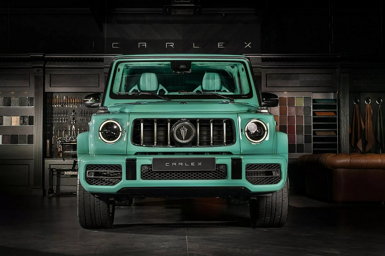 Chiếc Mercedes-AMG G63 độ Carlex Design nổi bật với màu xanh bạc hà, đây cũng là màu sắc chủ đạo của bản độ này. Ở phía trước, Carlex Design đã nâng cấp mặt lưới tản nhiệt thành loại carbon, logo Mercedes cũng được đổi thành logo của hãng độ đến từ Ba Lan.