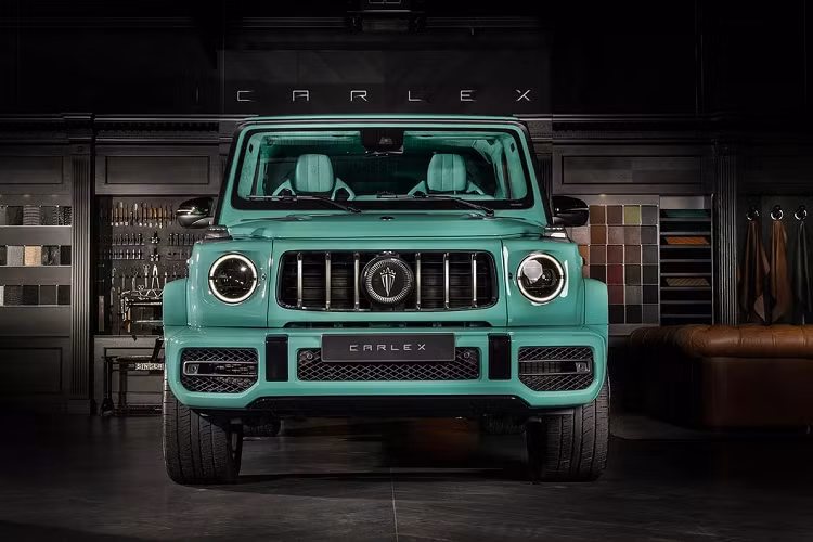 Chiếc Mercedes-AMG G63 độ Carlex Design nổi bật với màu xanh bạc hà, đây cũng là màu sắc chủ đạo của bản độ này. Ở phía trước, Carlex Design đã nâng cấp mặt lưới tản nhiệt thành loại carbon, logo Mercedes cũng được đổi thành logo của hãng độ đến từ Ba Lan.