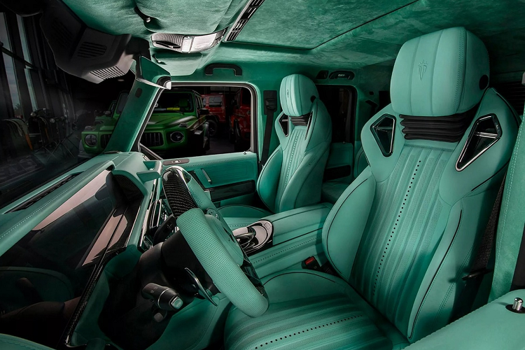 Carlex Design dùng da Alcantara được dùng phía trên trần và các cột.