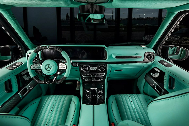 Không gian khoang lái không có sự thay đổi về thiết kế cũng như cách bố trí các vật dụng. Sắc xanh bạc hà chiếm phần lớn diện tích ở đây.