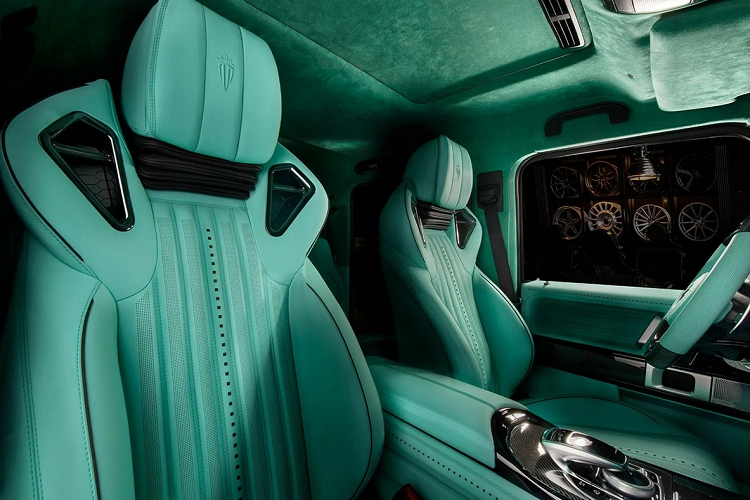 Carlex Design không can thiệp vào động cơ xe. Chiếc G63 này vẫn dùng động cơ 4.0L V8, sản sinh công suất 577 mã lực và mô-men xoắn cực đại 850 Nm.