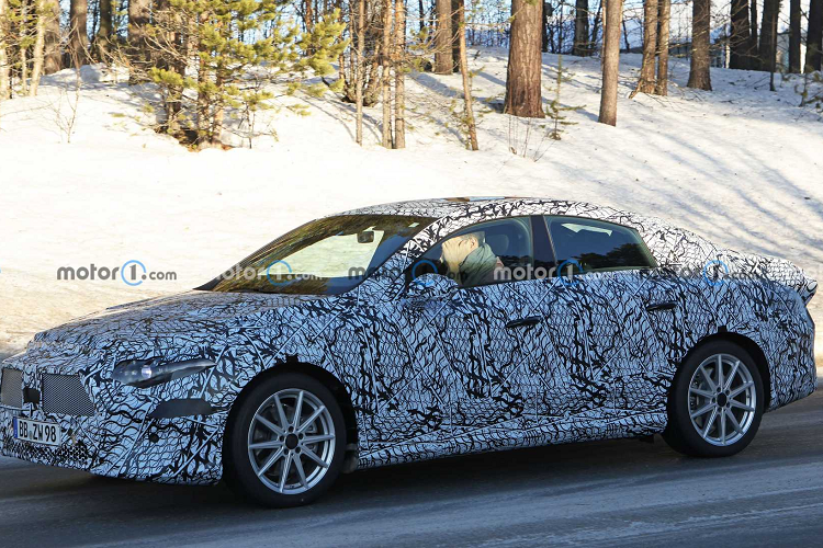 CLA thế hệ mới sẽ dựa trên nền tảng Mercedes Modular Architecture (MMA), ở dạng điện thuần được thiết kế để hoạt động với bộ pin 800 V có thể nhận sạc DC công suất cao tới 350 kW. Với sạc nhanh DC từ 10-80% pin trong khoảng 30 phút.