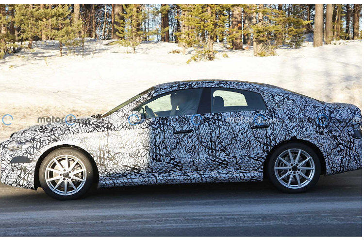 Với thân xe dài hơn so với mẫu hiện tại (có tin đồn cho rằng CLA mới sẽ dài khoảng 4,7 mét), mẫu xe điện mới của Mercedes-Benz đã được phát hiện chạy thử lần đầu tiên vào tháng trước.