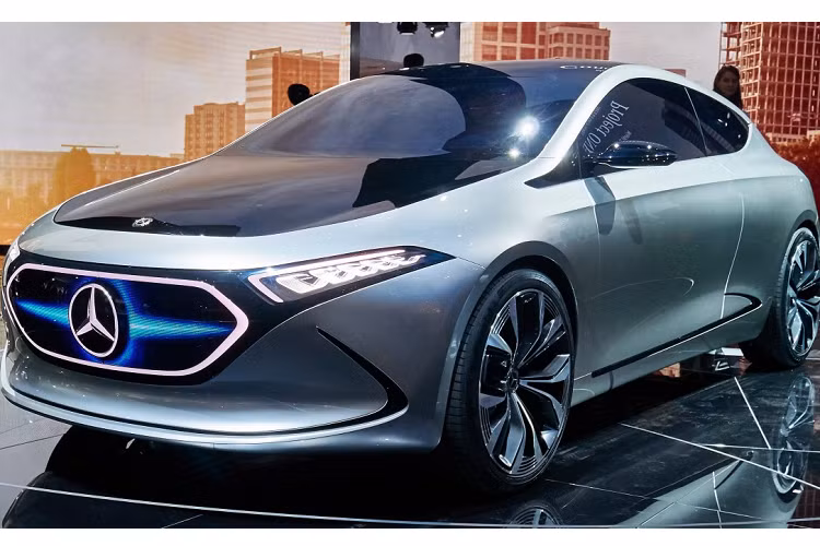 Phiên bản hybrid được cho là sẽ xuất hiện sau nửa năm khi CLA EV ra mắt thị trường. Mercedes-Benz CLA chạy điện sẽ là đối thủ cạnh tranh với Tesla Model 3, BMW i4 và Polestar 2...