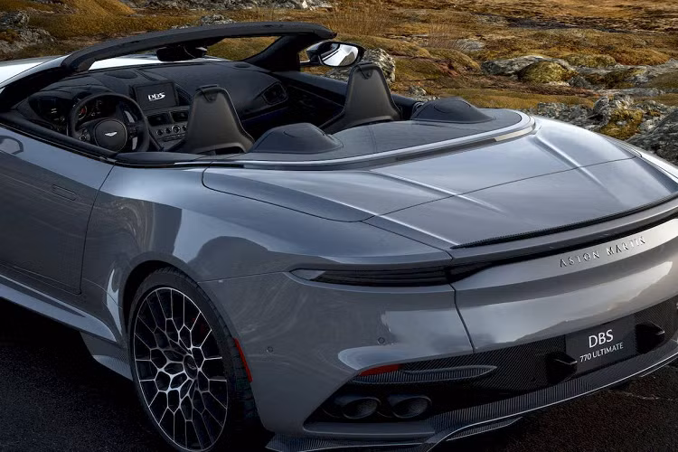 Con số "770" ở tên xe chính là thông số công suất của khối động cơ V12 5,2 lít tăng áp kép khi tính theo đơn vị mã lực PS, tăng thêm 45 đơn vị so với các phiên bản DBS Superleggera trước đây. Lượng mô-men xoắn cực đại lên đến 900 Nm, kết hợp hộp số tự động ZF 8 cấp được hiệu chỉnh đặc biệt.