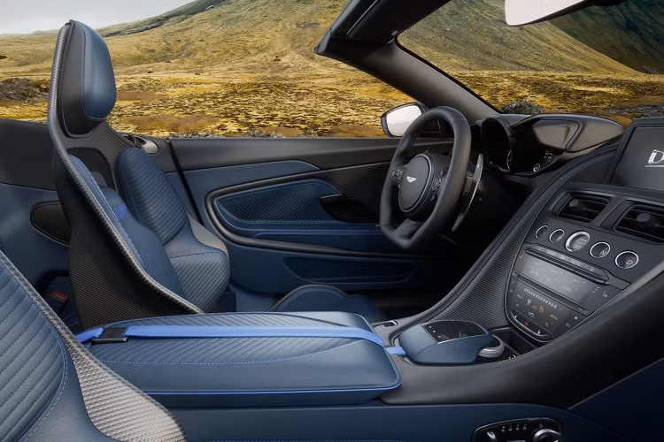 Về ngoại thất, DBS 770 Ultimate Volante có các thành phần trang trí bằng sợi carbon, bổ sung thêm khe gió để tản nhiệt tốt hơn, bộ khuếch tán phía sau kiểu dáng mới.