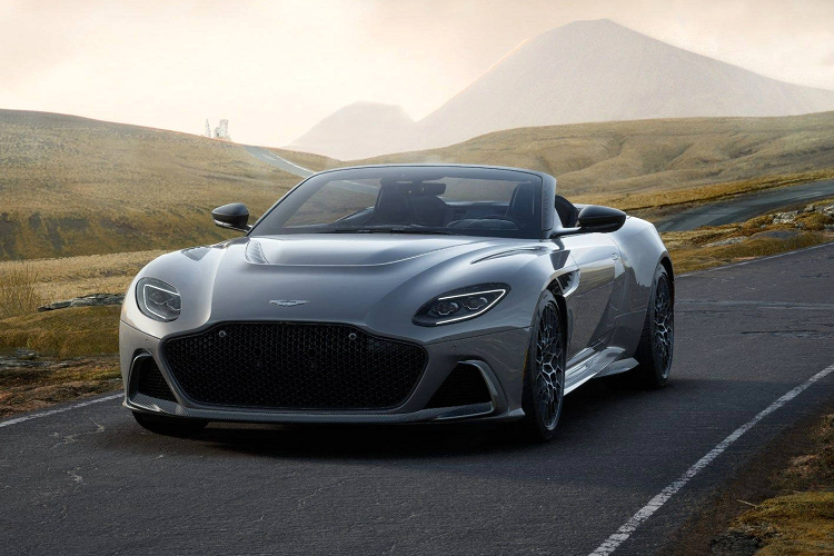 Khác biệt tiêu biểu nhất của bản Volante so với bản Coupe nằm ở cơ cấu mui xếp mềm, cho phép người lái và hành khách đi cùng có thể tận hưởng gió trời tự nhiên một cách vô cùng phóng khoáng và thoải mái.