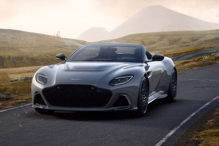 Khác biệt tiêu biểu nhất của bản Volante so với bản Coupe nằm ở cơ cấu mui xếp mềm, cho phép người lái và hành khách đi cùng có thể tận hưởng gió trời tự nhiên một cách vô cùng phóng khoáng và thoải mái.