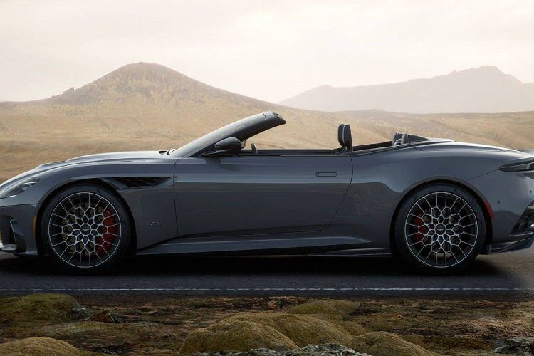 Volante cũng là kiểu dáng hiếm hơn trong 2 kiểu thân xe của DBS 770 Ultimate vì chỉ có 199 chiếc được sản xuất, trong khi kiểu Coupe mui cứng sẽ có số lượng tối đa lên đến 300 chiếc. Toàn bộ các xe Aston Martin DBS 770 Ultimate Volante đặc biệt cũng đã được bán hết.