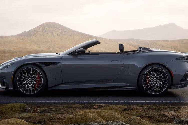 Volante cũng là kiểu dáng hiếm hơn trong 2 kiểu thân xe của DBS 770 Ultimate vì chỉ có 199 chiếc được sản xuất, trong khi kiểu Coupe mui cứng sẽ có số lượng tối đa lên đến 300 chiếc. Toàn bộ các xe Aston Martin DBS 770 Ultimate Volante đặc biệt cũng đã được bán hết.