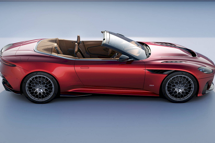 Thậm chí còn có chỗ để chứa một chiếc ô che mưa hoặc bộ hành lý bốn món bằng da cao cấp. Quá trình sản xuất Aston Martin DBS 770 Ultimate đã bắt đầu đối với cả 2 kiểu thân Coupe và Volante.