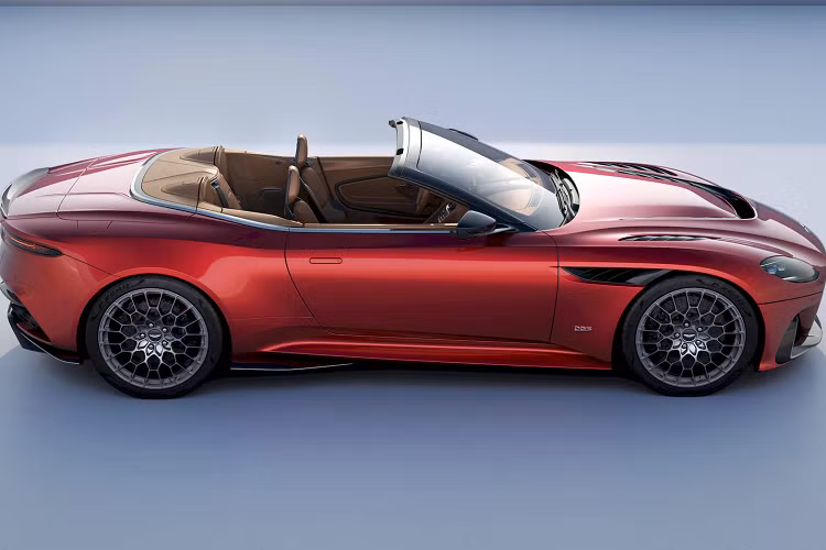 Thậm chí còn có chỗ để chứa một chiếc ô che mưa hoặc bộ hành lý bốn món bằng da cao cấp. Quá trình sản xuất Aston Martin DBS 770 Ultimate đã bắt đầu đối với cả 2 kiểu thân Coupe và Volante.